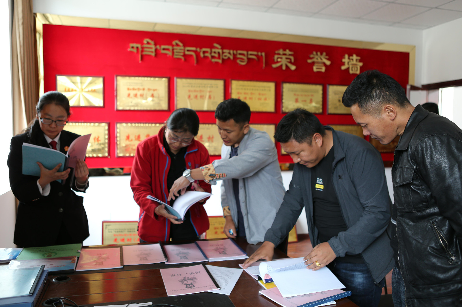 圖為：專班組一行在瓊結(jié)縣拉玉鄉(xiāng)堆巴村查閱相關(guān)資料。.jpg