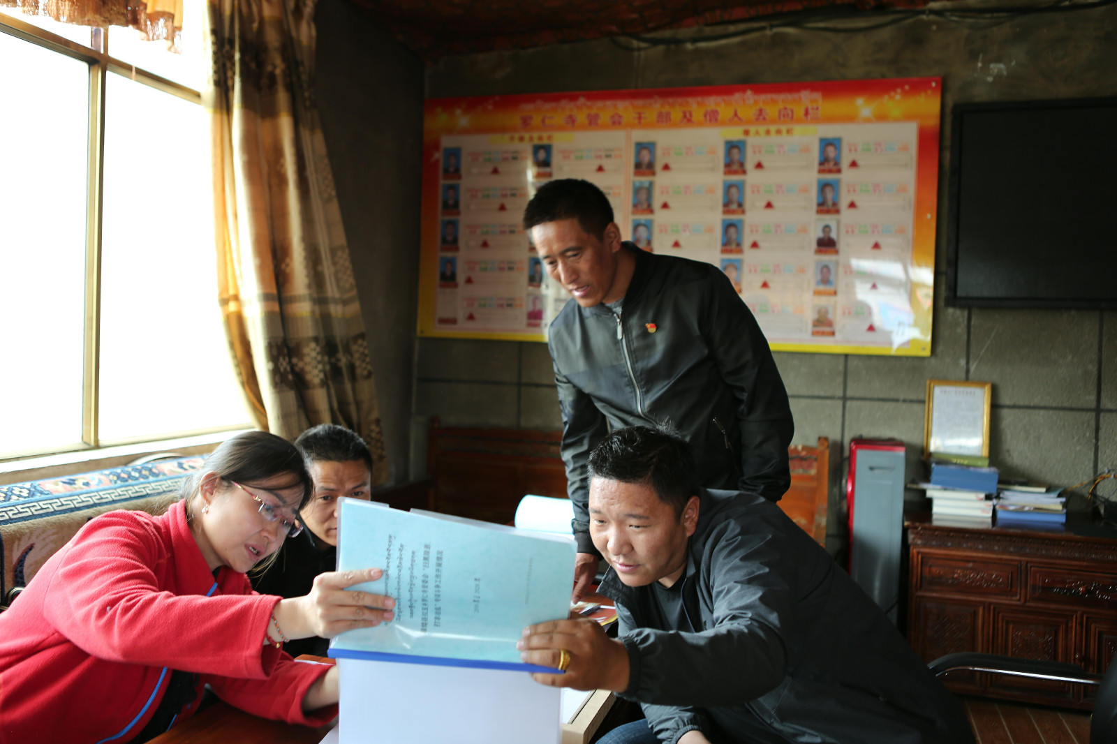 圖為：專班組一行在瓊結(jié)縣拉玉鄉(xiāng)羅仁寺管會(huì)查閱臺(tái)賬。.jpg