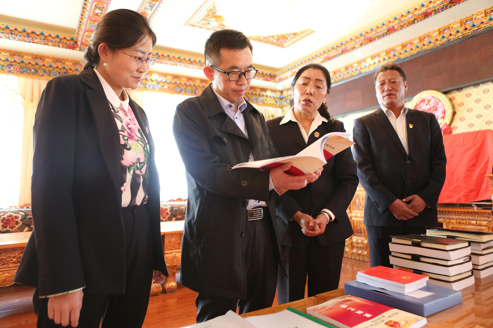圖為：王德文一行在瓊結(jié)縣“人大代表之家”檢查“五查五增 質(zhì)效提升”活動開展情況。.jpg