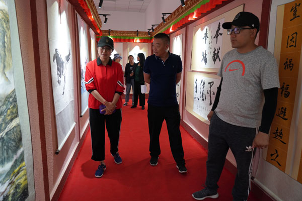 圖為：麻建輝一行在考察調(diào)研瓊結(jié)藏漢書法展廳。.JPG