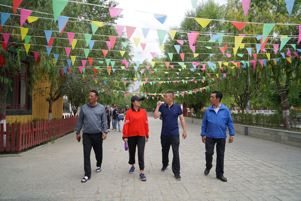 圖為：麻建輝一行在考察調(diào)研瓊結(jié)縣旅游步行街。.JPG