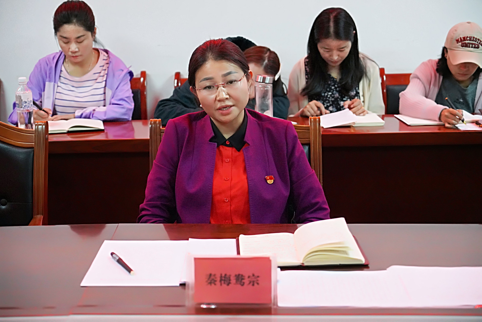 圖為：縣委副書(shū)記、人大常委會(huì)主任秦梅鴦宗作重要講話。.jpg