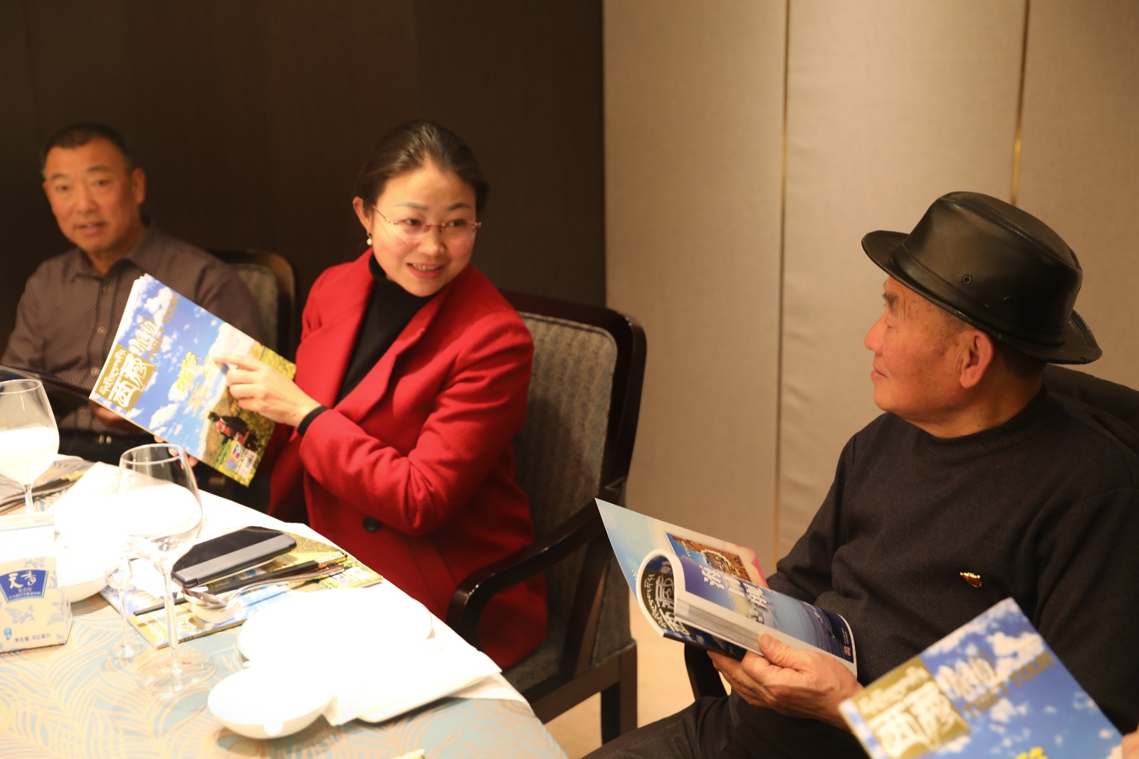 圖為：縣委副書記、人大黨組書記、主任秦梅鴦宗代表縣委、政府向老領(lǐng)導(dǎo)匯報工作。.jpg