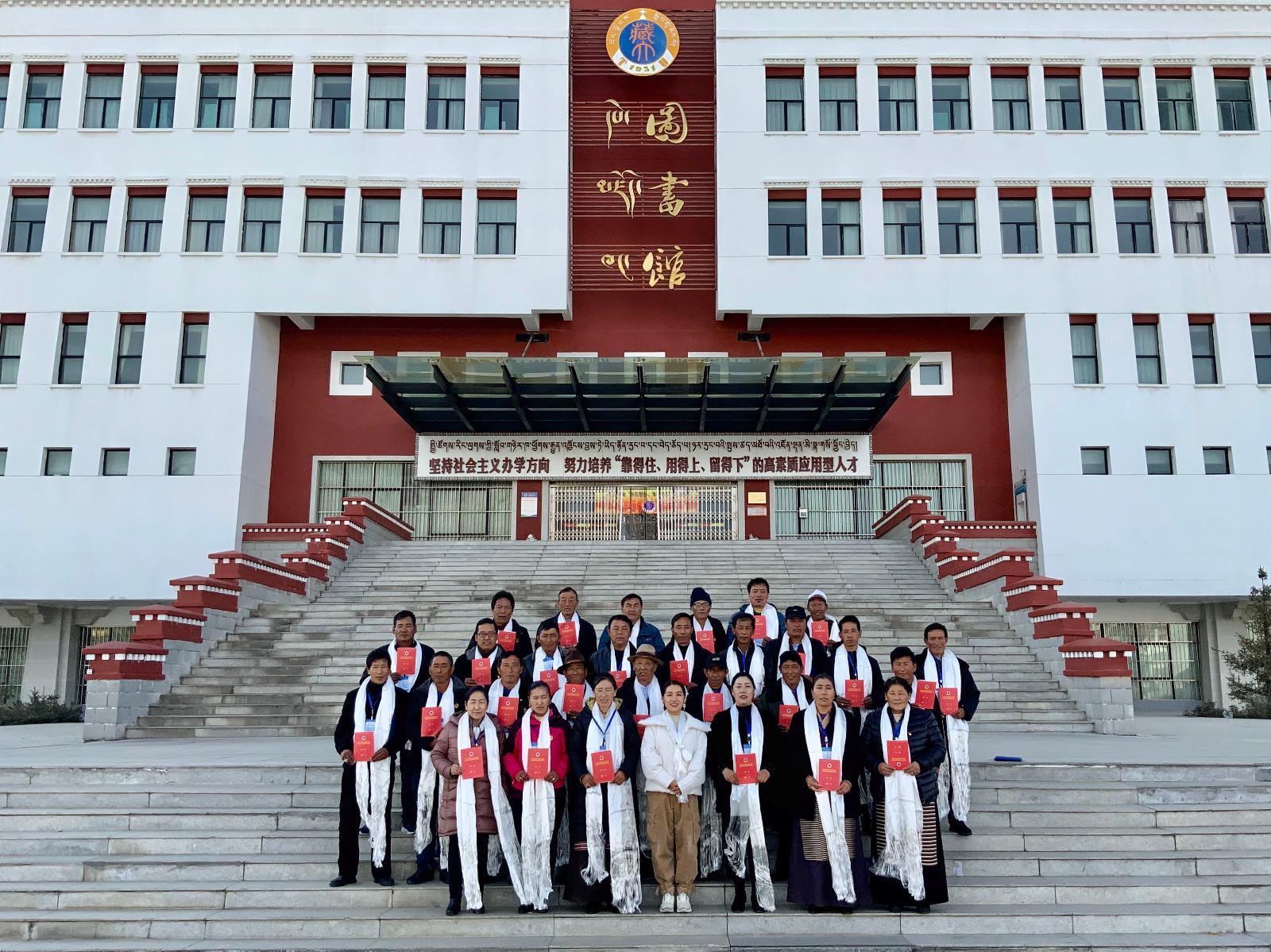 圖5為：瓊結(jié)縣組織基層人大代表在西藏大學(xué)繼續(xù)教育學(xué)院開展人大業(yè)務(wù)培訓(xùn)。.jpg