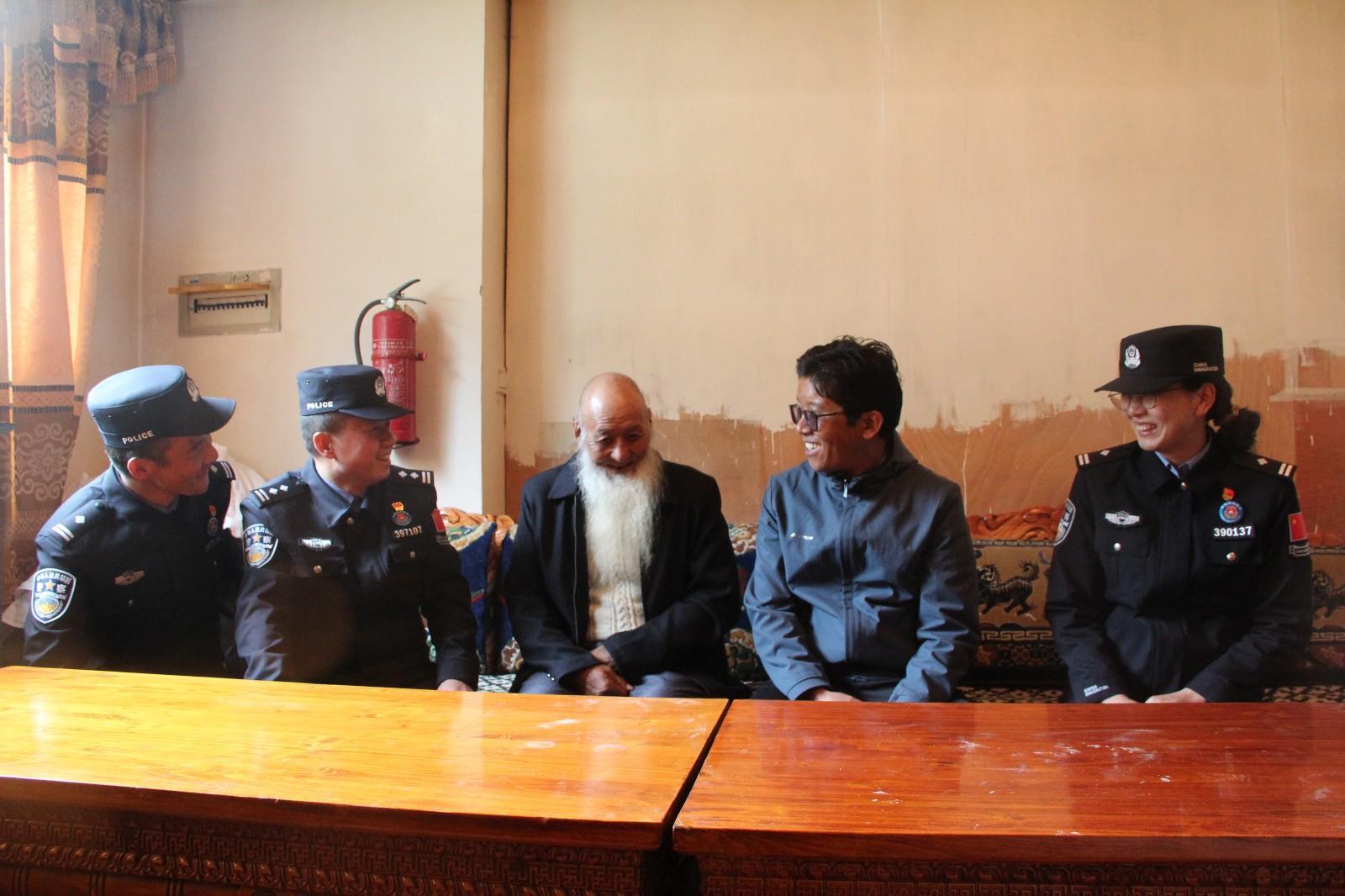 圖為民警聆聽老黨員講故事。郭賽賽攝.JPG