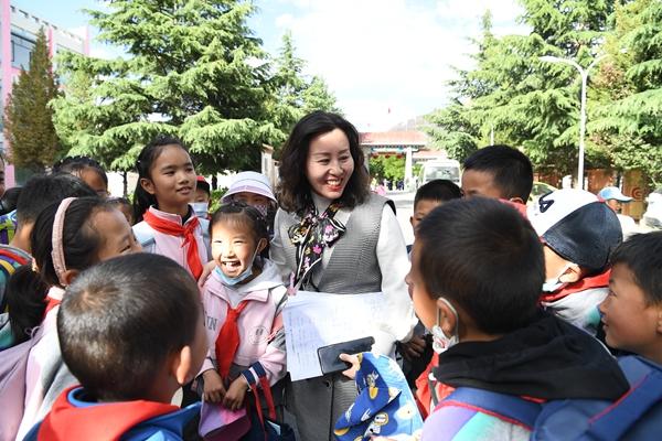 圖為湖南援藏教師與市三小學生互動。王志偉攝_副本.jpg