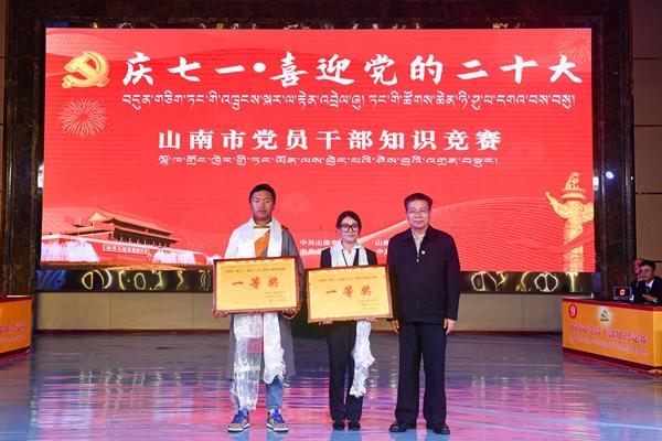 圖為自治區(qū)人大常委會副主任、市委書記許成倉為一等獎獲得者頒獎_副本.jpg