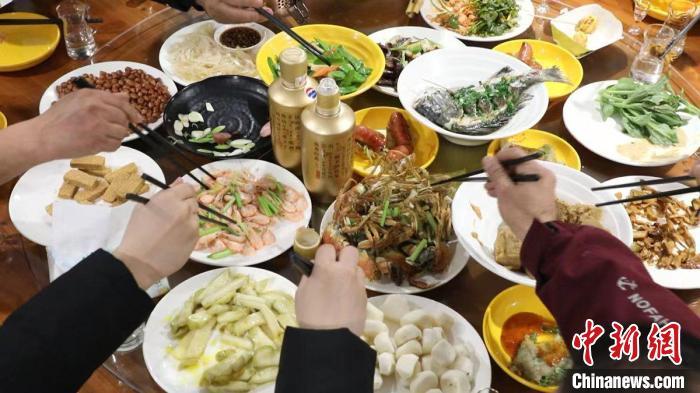 留玉環(huán)過年臺胞們的年夜飯?！堹L鶯 攝