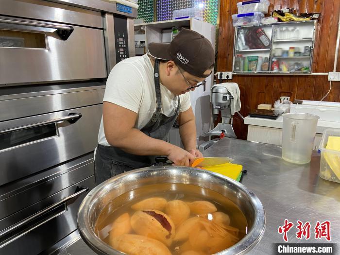 陳思遠(yuǎn)正在切紅薯?！×植?攝