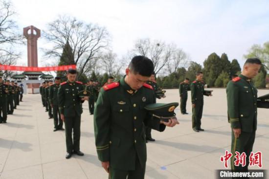 武警官兵脫帽默哀緬懷先烈?！「瘀H鵬 攝